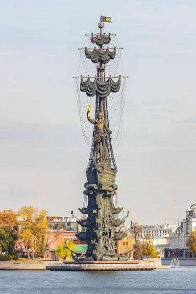 Moscú, Rusia - 03 de octubre de 2019: Monumento al zar ruso Pedro I en el río Moskva. Paisaje del centro de Moscú en el soleado día de otoño Imagen De Stock