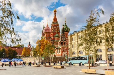 Moskova, Rusya - 08 Ekim 2019: Saint Basil Katedrali güneşli sonbahar gününde Moskova 'daki Varvarka caddesine karşı. St. Basil Katedrali Kızıl Meydan 'da popüler bir turistik simgedir.