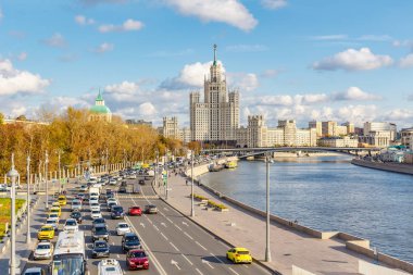 Moskova, Rusya - 08 Ekim 2019: Moskvoretskaya Embankment of Moskva River, güneşli bir sonbahar gününde Kotelnicheskaya Embankment 'ta ünlü Stalin gökdelenine karşı. Sonbaharda Moskova tarihi merkezi