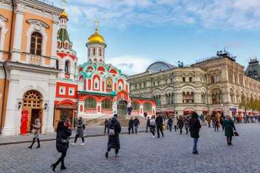 Moskova, Rusya - 08 Ekim 2019: Güneşli bir sonbahar akşamı Kızıl Meydan 'da yürüyen insanlar. Sonbaharda Moskova tarihi merkezi