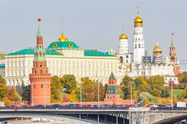 Moskova, Rusya - 3 Ekim 2019: Güneşli sonbahar gününde Moskova Kremlin 'in sonbahar manzarası. Moskova 'daki Kremlin, Rusya' nın başkentinin popüler bir turistik simgesidir.