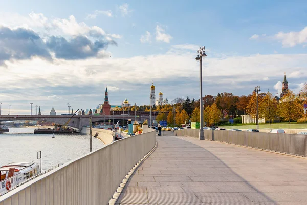 Москва, Россия - 08 октября 2019 года: Панорама Москвы в центре города в солнечный осенний день. Башни и золотые купола храмов Московского Кремля против Москворецкой набережной реки Москвы — стоковое фото