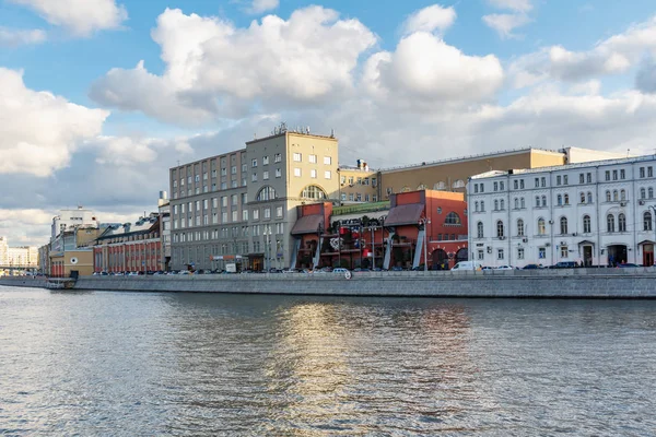 Moscou, Rússia - 08 de outubro de 2019: Vista de Raushskaya Embankment of Moskva River in sunny autumn day. Arquitetura de Moscou centro histórico no outono — Fotografia de Stock