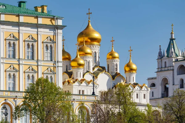 Moscú, Rusia - 01 de mayo de 2019: Catedral de la Anunciación en el territorio del Kremlin de Moscú en la soleada mañana de primavera. El Kremlin de Moscú es un famoso punto de referencia turístico en el centro de Moscú — Foto de Stock