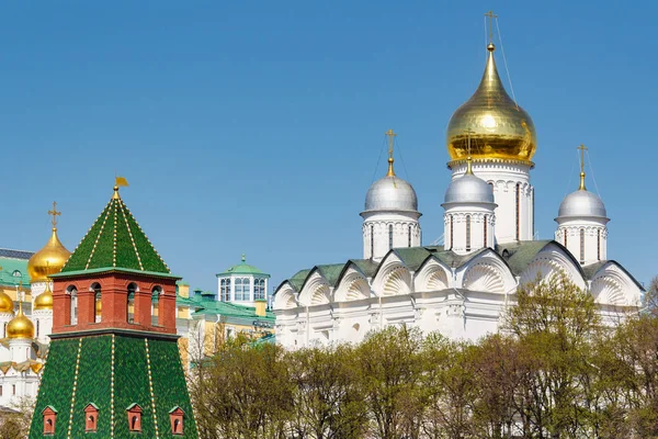 Μόσχα, Ρωσία - 01 Μαΐου 2019: Αρχιτεκτονική Κρεμλίνου Μόσχας. Πύργοι και ορθόδοξες εκκλησίες ενάντια στον γαλάζιο ουρανό στο φως του ήλιου το ηλιόλουστο πρωινό της άνοιξης — Φωτογραφία Αρχείου