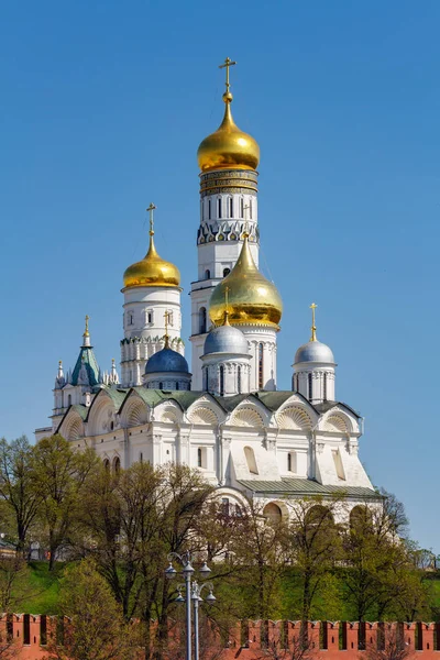 Moscú, Rusia - 01 de mayo de 2019: Catedral del Arcángel e Iván el Gran Campanario contra la muralla del Kremlin de Moscú en la soleada mañana de primavera — Foto de Stock