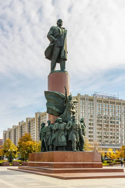 Moskou, Rusland - 03 oktober 2019: Lenin monument op het Kaluzjskaja plein tegen bewolkte lucht in de herfstochtend. Architectuur van Moskou centrum — Stockfoto