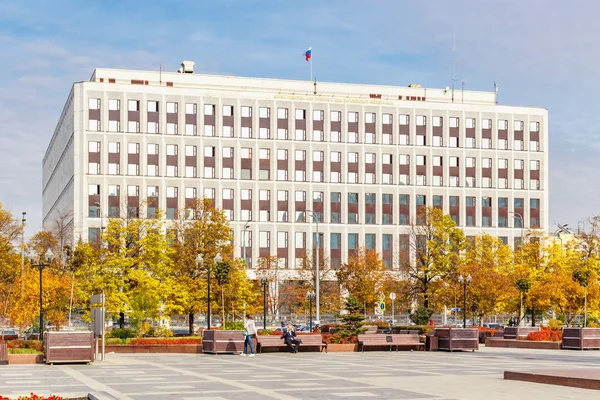 Moskau, russland - 03. Oktober 2019: Gebäude des Ministeriums für innere Angelegenheiten der Russischen Föderation im Zentrum von Moskau gegen goldene Bäume an einem sonnigen Herbstmorgen — Stockfoto