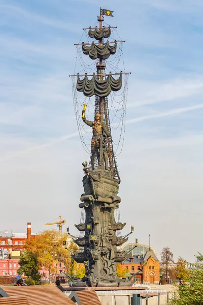 Moscou, Russie - 03 octobre 2019 : Monument à Pierre le Grand contre les toits et les façades des vieux bâtiments du centre historique de Moscou lors de la journée ensoleillée d'automne — Photo