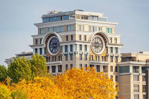 Moscú, Rusia - 03 de octubre de 2019: Torre de un edificio residencial contemporáneo contra árboles otoñales con hojas de colores en un día soleado. Arquitectura de Moscú — Foto de Stock
