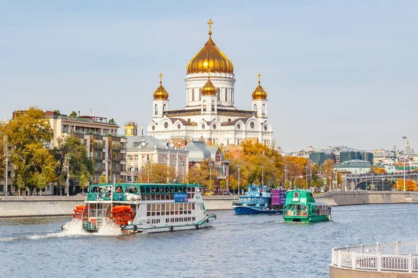 Moscú, Rusia - 03 de octubre de 2019: Tres barcos de excursión flotando en el río Moskva contra la Catedral de Cristo Salvador en el soleado día de otoño. Centro de Moscú en otoño — Foto de Stock