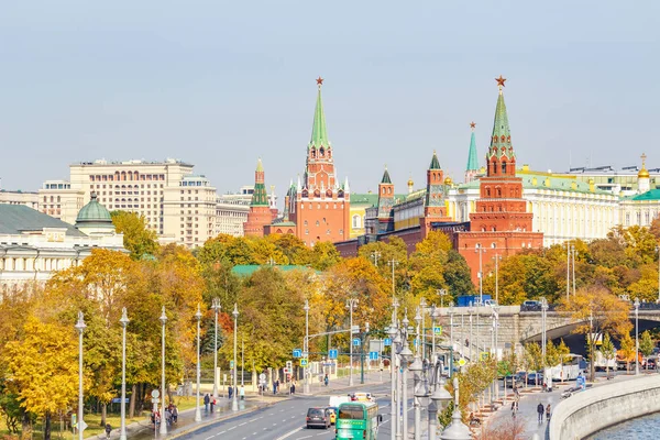 Moskva, Ryssland - 03 oktober 2019: Moskva Kremls torn mot träd med färgade blad på solig höstdag. Hösten landskap Moskva historiska centrum — Stockfoto