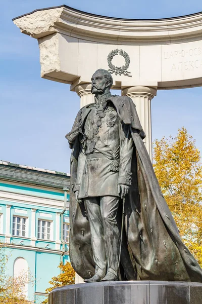 Moskou, Rusland - 03 oktober 2019: Figuur van de Russische keizer Alexander II de Liberator in het zonlicht. Bronzen monument in het park bij de Kathedraal van Christus de Verlosser in Moskou tegen de blauwe lucht — Stockfoto