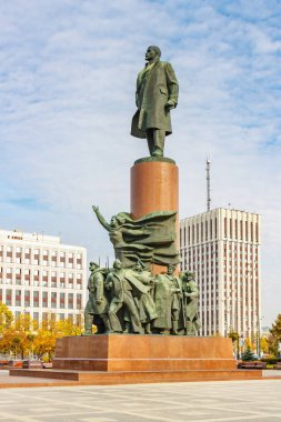 Moskova, Rusya - 3 Ekim 2019: Moskova 'da Vladimir Lenin anıtı güneşli bir sonbahar sabahı şehir merkezindeki Kaluzhskaya meydanında