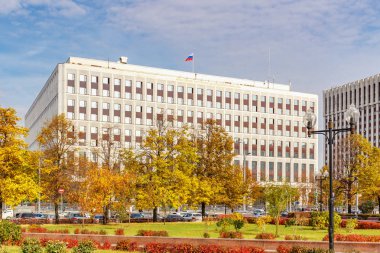Moskova, Rusya - 3 Ekim 2019: Moskova 'da Rusya Federasyonu İçişleri Bakanlığı binası. Güneşli sonbahar sabahında Kaluzhskaya Meydanı 'ndan görüntü