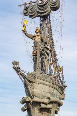 Moskova, Rusya - 3 Ekim 2019: Moskova 'da Büyük Peter Anıtı güneş ışığında mavi gökyüzüne karşı. Rus donanmasının 300. yıldönümü anısına dikildi.