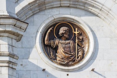 Moskova, Rusya - 3 Ekim 2019: Kurtarıcı İsa 'nın Katedrali' nin ön cephesinde azizlerin yüksek ferahlıkları. Kurtarıcı İsa Katedrali Moskova 'nın tarihi merkezinde popüler bir turistik dönüm noktasıdır.