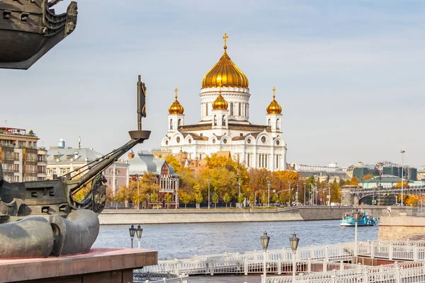 Moscú, Rusia - 03 de octubre de 2019: Catedral de Cristo Salvador contra el río Moskva en el soleado día de otoño. Paisaje otoñal del centro histórico de Moscú — Foto de Stock