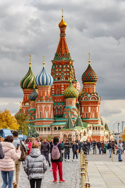 Moscú, Rusia - 05 de octubre de 2019: Catedral de San Basilio en la Plaza Roja contra el cielo nublado dramático en el día de otoño. Catedral de San Basilio es un popular punto de referencia turístico en el centro de Moscú — Foto de Stock