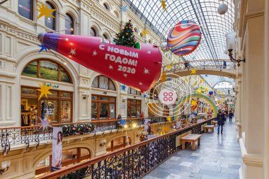 Moskova, Rusya - 21 Kasım 2019: Moskova 'da Noel. Kızıl Meydan 'daki Gum State Mağazası' nın yeni yıl mağazası. Sakız Moskova 'da popüler bir halka açık yerdir.