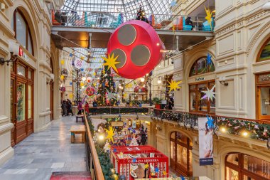 Moskova, Rusya - 21 Kasım 2019: Moskova 'daki Kızıl Meydan' daki Gum State Mağazası 'nın iç kısımlarında yeni yıl süslemeleri. Moskova 'da Noel