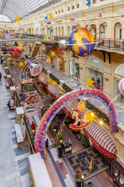 Moskova, Rusya - 21 Kasım 2019: Yeni yıla kadar Kızıl Meydan 'daki Sakız Mağazası' nın dekore edilmiş salonu. Sakız Moskova tarihi merkezinde ünlü bir turistik yerdir.