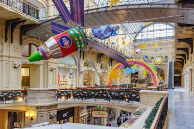 Moskova, Rusya - 21 Kasım 2019: Kızıl Meydan 'daki Sakız' ın içi. Sakız Devlet Mağazası Moskova 'da popüler bir halka açık yerdir.