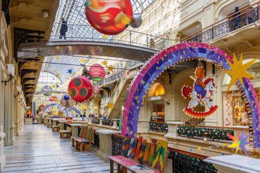 Moskova, Rusya - 21 Kasım 2019: Kızıl Meydan 'daki Sakız Mağazası' nın dekore edilmiş sokağı Noel süslemeleriyle süslendi. Sakız Moskova 'da popüler bir turistik yerdir.