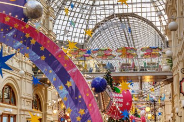 Moskova, Rusya - 21 Kasım 2019: Kızıl Meydan 'daki Sakız' ın Yeni Yıl İçi. Sakız Devlet Mağazası Moskova 'da ünlü bir halka açık yerdir.