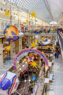 Moskova, Rusya - 21 Kasım 2019: Kızıl Meydan 'daki Sakız Devlet Mağazasının Renkli Yeni Yıl Dekorasyonları. Moskova 'da Noel Tarihi Merkezi