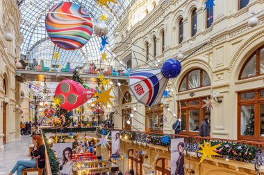 Moskova, Rusya - 21 Kasım 2019: Kızıl Meydan 'daki Sakız Devlet Mağazası' nın Noel süsleri. Sakız Moskova tarihi merkezinde ünlü bir turistik yerdir.