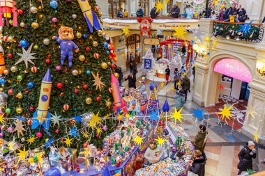 Moskova, Rusya - 21 Kasım 2019: Kızıl Meydan 'daki Gum Devlet Mağazası' nın içi Noel süslemeleriyle süslenmiş. Sakız Moskova 'da popüler bir turistik yerdir.
