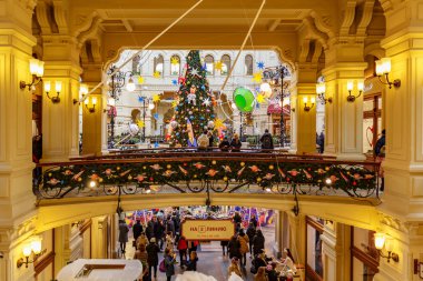 Moskova, Rusya - 21 Kasım 2019: Moskova 'da Yeni Yıl. Kızıl Meydan 'daki Gum State Mağazası' nın yeni yıl mağazası. Sakız, Moskova Tarih Merkezi 'nde ünlü bir halka açık yerdir.