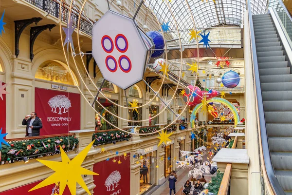 Moscou, Rússia - 21 de novembro de 2019: Interiores de Natal da GUM State Department Store na Praça Vermelha. GUM é um lugar turístico famoso no centro histórico de Moscou — Fotografia de Stock