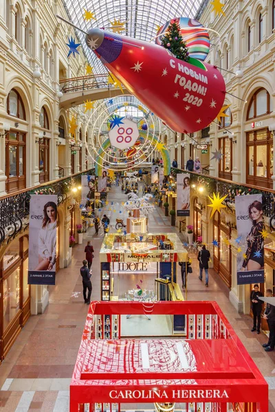 Moscou, Rússia - 21 de novembro de 2019: Nave decorativa vermelha com árvore de natal e presentes sob telhado de vidro da GUM State Department Store em Moscou. Interior de Natal de GUM em Praça Vermelha — Fotografia de Stock