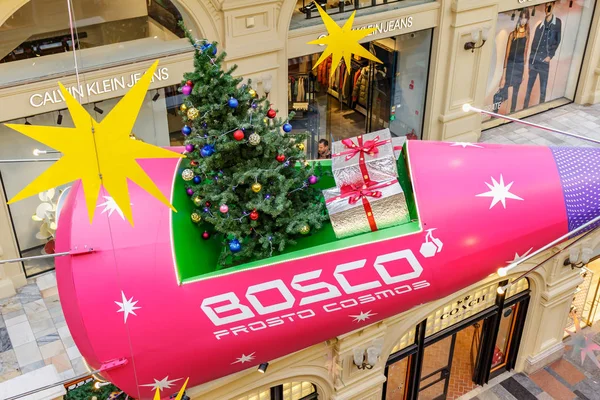 Moscou, Rússia - 21 de novembro de 2019: Nave espacial vermelha iluminada com árvore de natal e presentes a bordo sob teto de vidro da GUM State Department Store em Moscou. Interior de Natal de GUM em Praça Vermelha — Fotografia de Stock