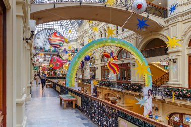 Moskova, Rusya - 21 Kasım 2019: Kızıl Meydan 'da Sakız Devlet Mağazası' nın yeni yıl kurulumu. Sakız Moskova 'da popüler bir halk merkezidir.