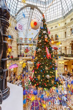 Moskova, Rusya - 21 Kasım 2019: Moskova şehir merkezinde Noel. Kızıl Meydan 'daki Sakız Mağazası' nın Yeni Yıl Dekorasyonları