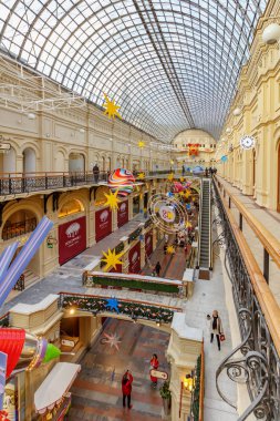 Moskova, Rusya - 21 Kasım 2019: Moskova 'nın tarihi merkezindeki Kızıl Meydan' daki Gum State Mağazası 'nın içindeki Noel tesisleri. Moskova 'da Yeni Yıl