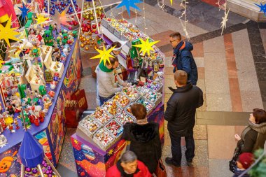 Moskova, Rusya - 21 Kasım 2019: Moskova 'nın tarihi merkezindeki Kızıl Meydan' daki Gum State Mağazası 'nın içindeki Noel tesisleri. Moskova 'da Noel
