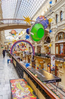 Moskova, Rusya - 21 Kasım 2019: Moskova şehir merkezindeki Kızıl Meydan 'daki Gum State Mağazası' nın iç kısımlarında yeni yıl tesisleri. Moskova 'da Noel