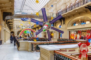 Moskova, Rusya - 21 Kasım 2019: Kızıl Meydan 'da Gum State Mağazası' nın parlak Noel kurulumu. Moskova 'da Noel Tarihi Merkezi
