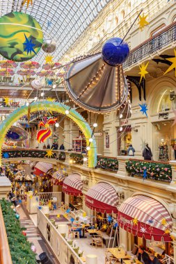 Moskova, Rusya - 21 Kasım 2019: Moskova şehir merkezinde Noel. Kızıl Meydan 'daki Sakız Devlet Mağazası' nın yeni yıl kurulumları