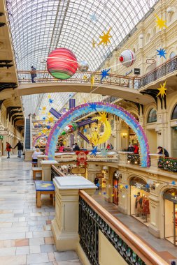 Moskova, Rusya - 21 Kasım 2019: Kızıl Meydan 'daki Sakız Devlet Mağazası' nın renkli Noel tesisleri. Moskova 'da Noel