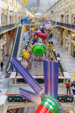 Moskova, Rusya - 21 Kasım 2019: Kızıl Meydan 'da Gum State Mağazası' nın parlak Noel kurulumu. Moskova 'da Yeni Yıl