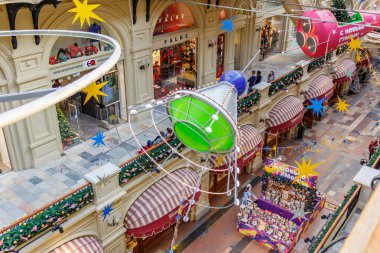 Moskova, Rusya - 21 Kasım 2019: Moskova 'da Noel. Kızıl Meydan 'daki Gum State Mağazası' nın Noel içleri. Sakız Moskova 'da popüler bir halk merkezidir.