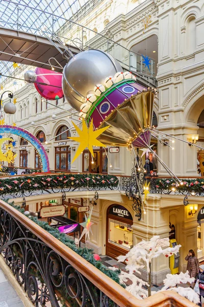 Moscou, Rússia - 21 de novembro de 2019: Bright Christmas installations of GUM State Department Store on Red square. Ano Novo em Moscou centro histórico — Fotografia de Stock