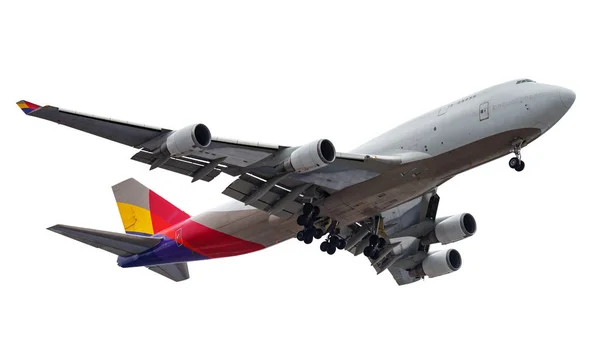 Fliegen große moderne Passagierflugzeuge mit Fahrwerk isoliert auf weißem Hintergrund — Stockfoto