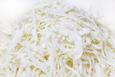 Metal kasede taze, sulu, doğranmış beyaz lahana.