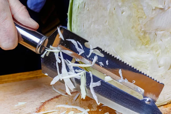 Подрібнення голови свіжої білої капусти ножем з нержавіючої сталі — стокове фото